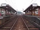 駅全景(2012年10月。柱の色が朱色だった頃(踏切から撮影))