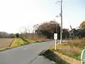 郊外に点在する農村風景八幡町野村で撮影。