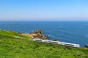 種差海岸に沿って走る「TOHOKU EMOTION」（2023年7月 鮫駅 - 陸奥白浜駅間）