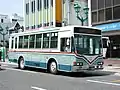 緑帯付加塗色の大型短尺車（行先表示LED式交換済・既に廃車)。いすゞ・キュービックLT・P-LT312J。1980年代末期から1990年代初期にかけて自主発注された中型車と大型短尺車は、赤帯の下に緑帯を加えた塗色である。