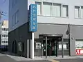 本八駅前支店：同信金唯一のテナントビル内に入居している店舗。