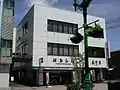 ローンプラザ：本店隣の別館の左側に置かれている。