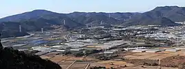 北側から望む八王子町の集落と農地左奥に大山