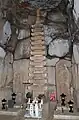 玄室内の十三重塔
