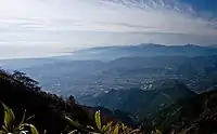丹沢・二ノ塔より秦野盆地(手前)と箱根山地(奥)。その間(中央左)に大磯丘陵と足柄平野。左は相模湾で、奥の陸地が突き出たところが真鶴半島。