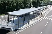 北側の歩道橋から見た停留場の全景(2023年7月)