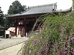 萩の花と本堂