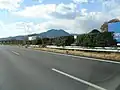 東北自動車道上り車線より望む羽黒山(2006年12月撮影)