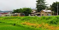 キハ110・E120の混結による坂町行き(2013年6月)。萩生駅東側