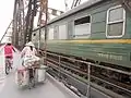 鉄道線路と歩道が設けられた橋上