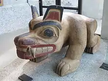 ブリティッシュコロンビア大学附属人類学博物館に展示されている横型記念像『クマ』