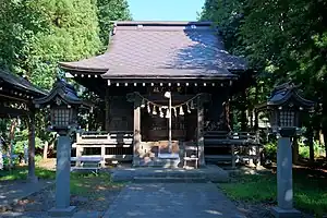 黒石神社拝殿。棟木には黒石藩の旗印である黻(フツ)紋があしらわれている。