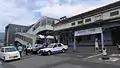 西口（旧表口）の新旧駅舎（2014年10月）