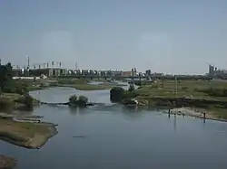 浜洲線の鉄道橋から望む市街地を流れるイミン河とG301国道のフルン橋