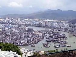 三亜市の全景（川の右岸）