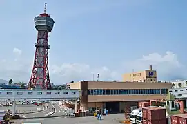 第2ターミナルと博多ポートタワー