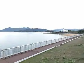 道の駅今治市多々羅しまなみ公園から望む甘崎城(中央の小さな島)。後ろは伯方島