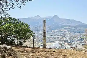 箱田城跡。背後は榛名山。