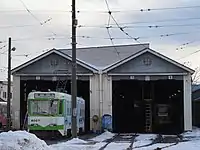 車庫。右2本はピットがあり、簡単な検査にも使われる。