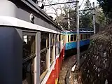 小涌谷駅 - 彫刻の森駅間にある半径30 mのカーブを曲がっているところ