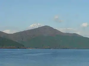 芦ノ湖と三国山
