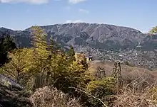 早雲山駅付近より望む明神ヶ岳