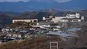 駅遠景。早雲山方面は旧駅舎（2009年1月）