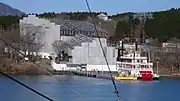 建設中の桃源台駅。外輪船形の観光船「フロンティア」が臨時待合室として使われた（2006年12月）