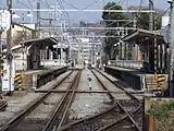 駅構内 右側から1・2番線。2番線側の線路のみ、三線軌条となっている（2008年3月）。