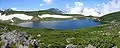 白馬大池全景。赤い建物が白馬大池山荘 (06/8/4撮影)