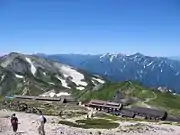 日本最大規模の山小屋・白馬山荘と北アルプスの山々