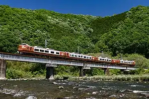 伯備線の特急「やくも」(2024年5月 備中川面駅 - 方谷駅間)