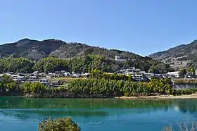 遠景城跡上にあわの抄(中央右)。手前は吉野川(池田湖)。