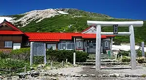 白山室堂から望む白山奥宮と御前峰