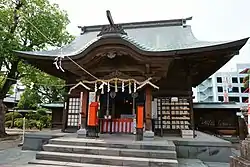 左から楠神社、手水舎、拝殿・本殿
