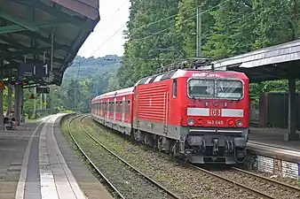 エッセン・ヒューゲル駅で停車する143形機関車牽とx-Wagen列車