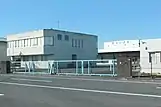 画像左 : 清水港。東名開通と併せてマグロ流通の広範化に寄与し、工業製品の輸出を浜松から引き受けるなど地元経済に対する重要性が増した。画像右 : 浜松IC付近に所在する内陸コンテナ基地（インランド・デポ）。