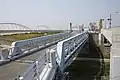 十三大橋（右）と新十三大橋（左）の間に位置し、高架道路となっている国道176号の側道として利用されている。