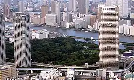 浜離宮恩賜庭園と高速道路