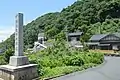 志布比神社の遠景と社号標
