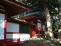 本殿と幣殿奥に見える流造の社殿が本殿。中央が幣殿で手前は拝殿。