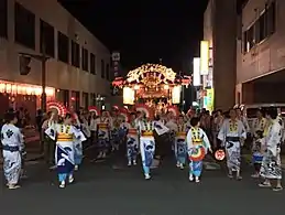 屋台パレード：囃子に合わせて手踊りしながら進む踊り手（谷地田町の屋台を先導、2017年）