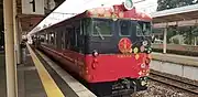 到着する観光列車「花嫁のれん」