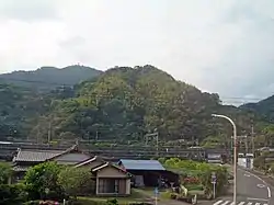 花沢城(写真中央手前の山)