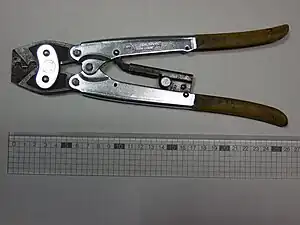 圧着工具