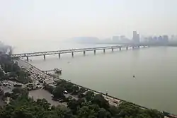 西湖区六和塔から望む銭塘江大橋。対岸は浜江区