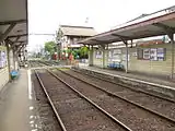 ホーム（2013年6月。踏切の奥に渡り線があった（2020年に撤去））