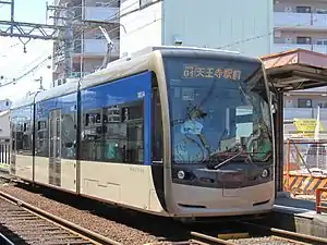 我孫子道停留場に停車中の「堺トラム」1003号車“青らん”