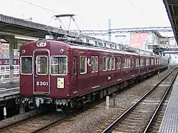 阪急2300系電車後部標識灯兼用灯具が窓上にある例（端の2つ）