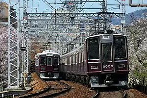 神戸本線を走行する1000系と8000系(2019年4月14日 岡本駅 - 御影駅間)